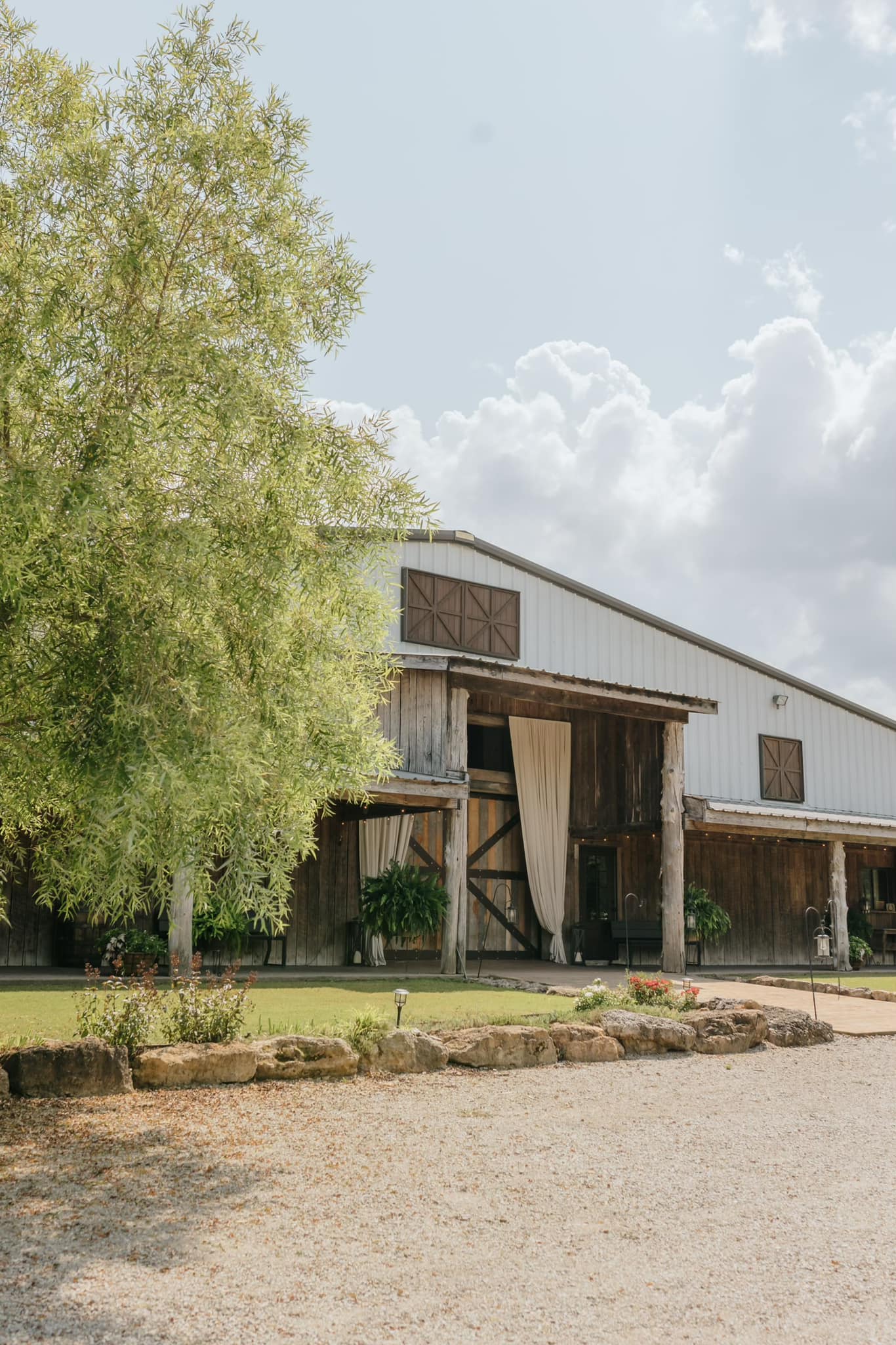 exterior of stonecreek ranch wedding venue