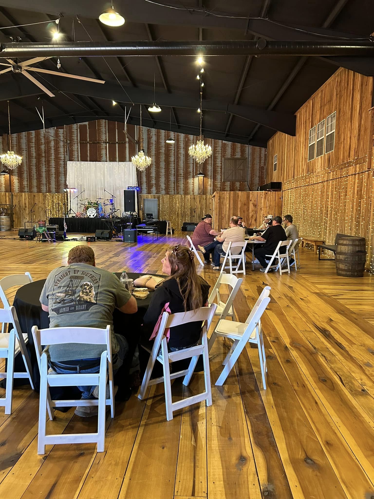 436311057_942045997928001_114319680647233498_n guests at dining tables