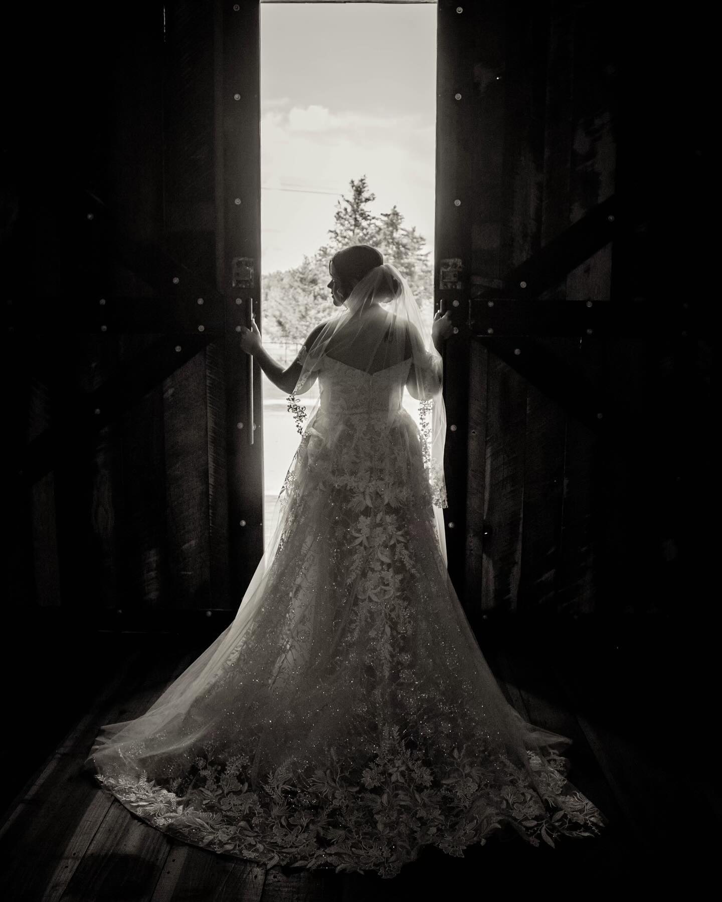 453071661_1019165493549384_240396794851732778_n bride opening venue doors